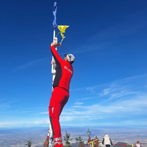 Salvamont Brașov a curățat vârfurile Tâmpa și Postăvaru și a schimbat steagurile deteriorate