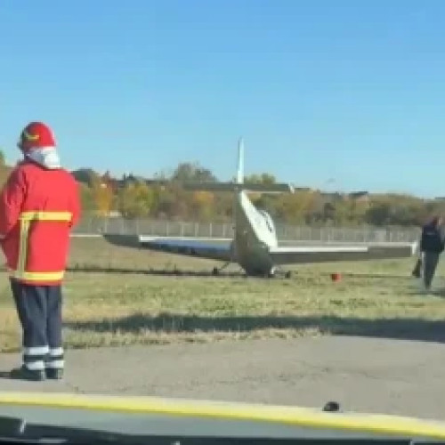 Avion școală a aterizat forțat la Băneasa fără victime