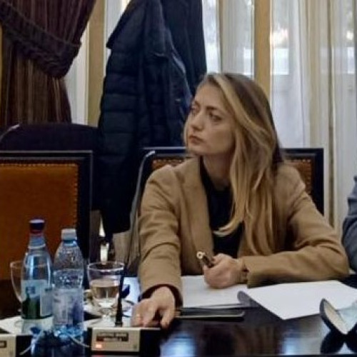 O femeie ajunge la spital după ce a căzut pe dale sparte de pe Pietonalul Unirii