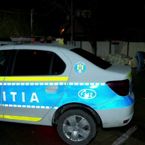 Două persoane au intrat cu forța în casa unei bătrâne și au amenințat familia