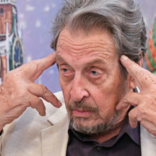 Errol Musk și-ar dori să primească un pașaport rus, afirmă într-un interviu