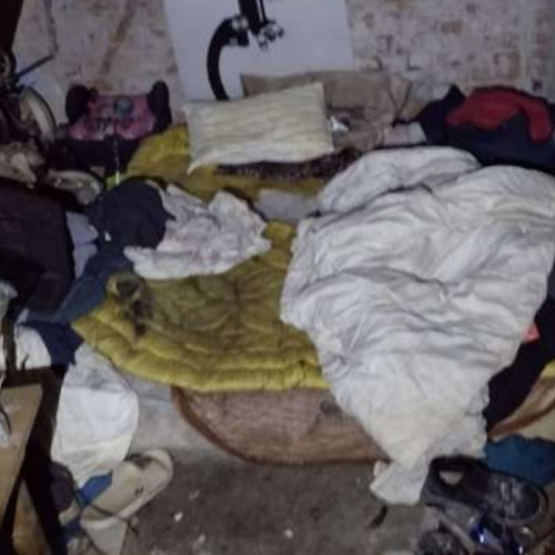 Bărbat fără adăpost preluat de ambulanță dintr-o clădire dezafectată din Botoșani