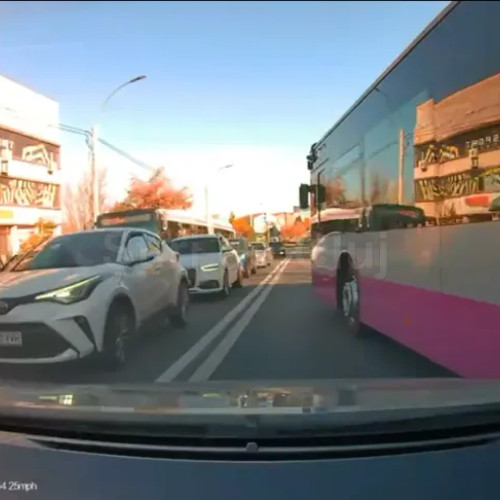 Autobuz taie calea unui șofer pe strada Observatorului din Cluj
