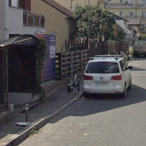 Probleme de vizibilitate pe strada Dumbrava Roșie din Cluj din cauza parcărilor