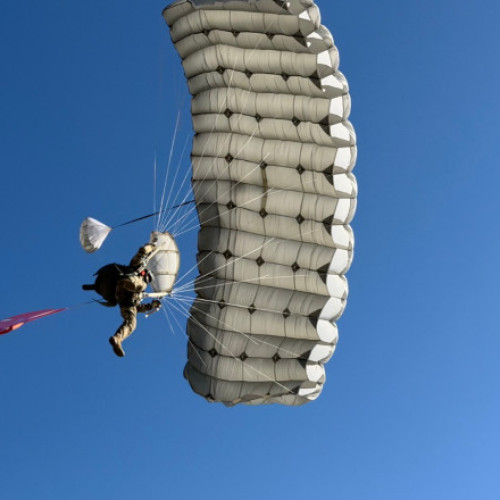 Militar cade cu parașuta de rezervă în timpul exercițiului de la Buzău