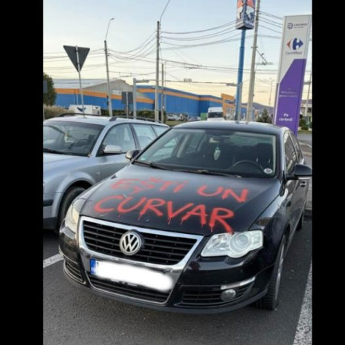 Femeie din Baia Mare transmite mesaj pe capota mașinii partenerului său