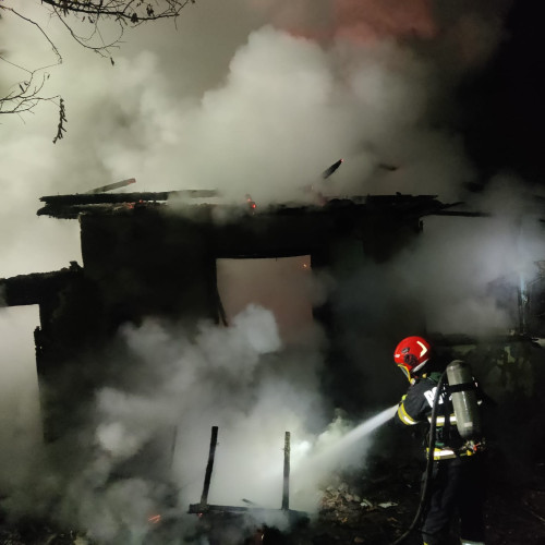 O femeie din Durnești a rămas fără casă după un incendiu puternic