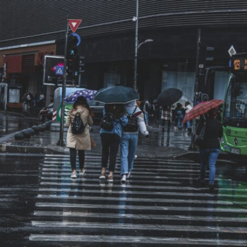 Trei sferturi dintre români au încredere în alertele meteo emise de autorități