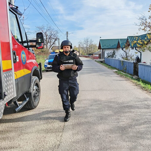 Bărbat din Botoșani a găsit un proiectil în curtea casei în timp ce planta un copac