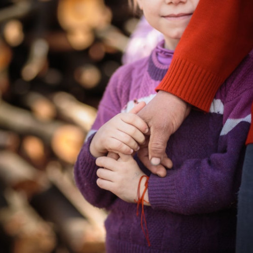 Mii de copii români cresc departe de părinți, comunicați doar prin ecrane