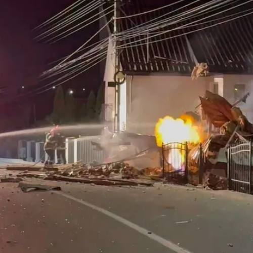 Explozie urmată de incendiu la o casă din Dej, o persoană prinsă sub dărâmături