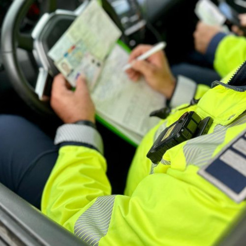 Trei tineri din Bacău cercetați după ce unul a condus fără permis și altul s-a urcat pe cupolă