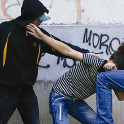 Doi tineri din Gherla arestați după un atac de tâlhărie calificată