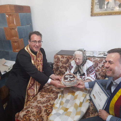 O centenară din Răzvadul de Jos sărbătorită cu binecuvântare și sprijin financiar