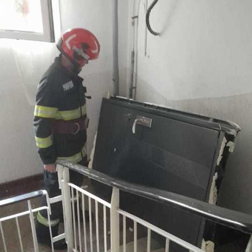 Explozie fără incendiu într-un bloc din Râmnicu Sărat