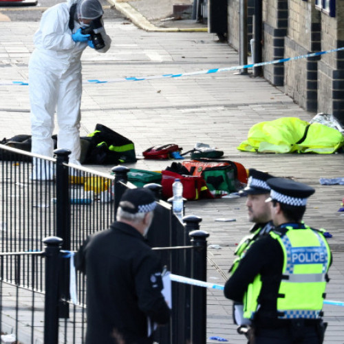 Două persoane arestate după atacul cu cuțitul într-un tren spre Londra