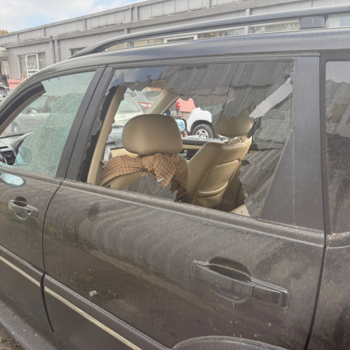 Două mașini vandalizate cu motorină în fața casei din Galați