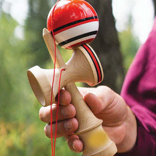 Fiziokinetoterapeut: postura corectă este esențială pentru copiii care se joacă cu Kendama