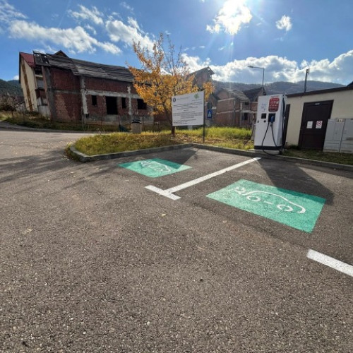 Începând de luni, Săcele va avea cinci stații noi de încărcare pentru mașini electrice