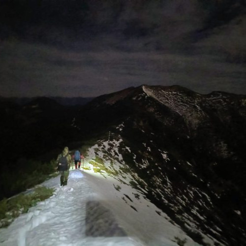 Doi ucraineni evacuați în siguranță din munții Maramureș după peste 10 ore de intervenție