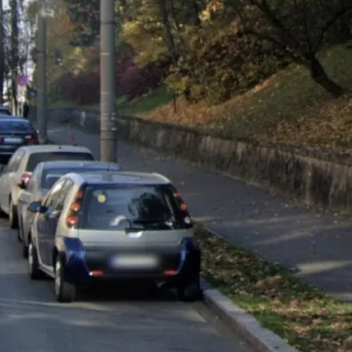 Mașini parcate ilegal blochează traficul pe strada Primăverii din Mănăștur