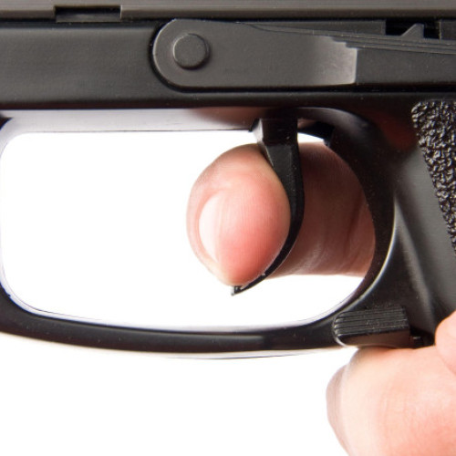 Tânăr de 22 de ani cercetat după ce a fost găsit cu pistol și 1.500 de cartușe