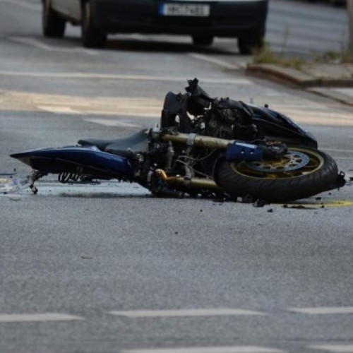 Un tânăr fără permis s-a accidentat după ce a intrat cu motocicleta într-un parapet