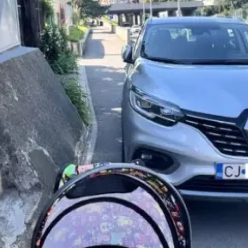 Clujenii reclamă blocarea trotuarului de pe strada Sarmisegetuza din cauza parcărilor