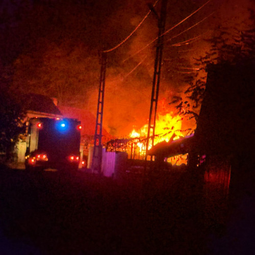 Incendiu la o bucătărie de vară în Răucești, intervenție promptă a pompierilor