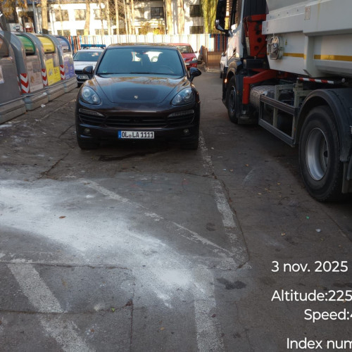 Mașinile parcate ilegal blochează accesul la platformele de gunoi din Botoșani