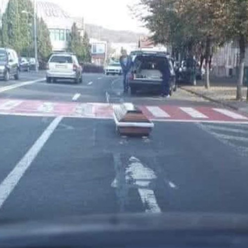 Un sicriu a căzut dintr-o maşină mortuară în faţa unei treceri de pietoni din Arad
