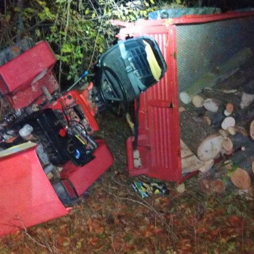 Persoană prinsă sub lemne după răsturnarea unei remorci în comuna Runcu