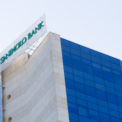 Intesa Sanpaolo a finalizat fuziunea cu First Bank și a migrat clienții în sistemul său