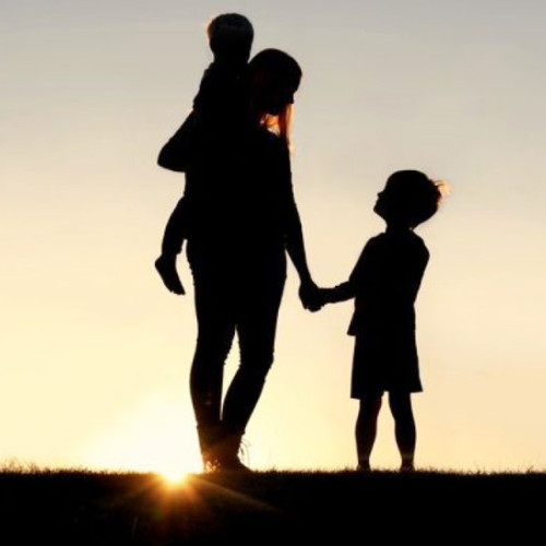 Anxietatea părinților influențează diferit dezvoltarea copiilor în funcție de vârstă