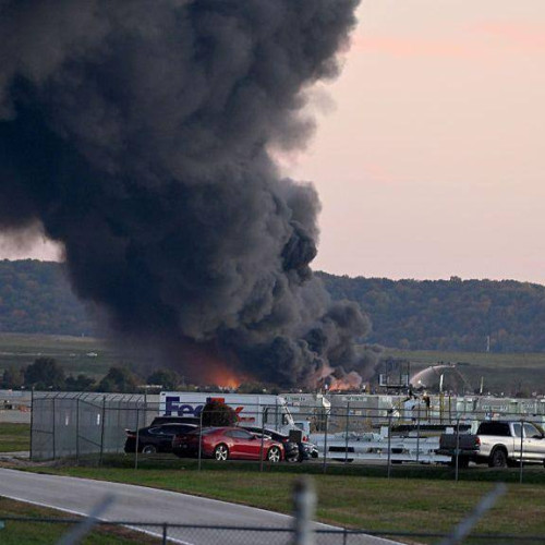 Prăbușire și explozie a unui avion cargo în Kentucky soldate cu șapte morți