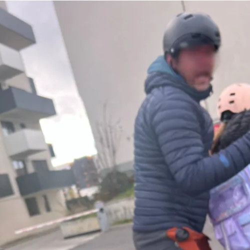 Bărbat amendat după ce a fost filmat circulând cu un copil pe trotinetă electrică la Cluj-Napoca