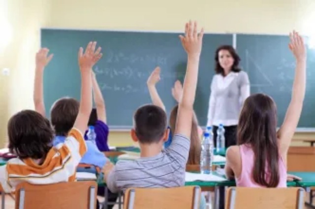 Ministrul Educației propune mai puține ore și vacanțe în școlile din România