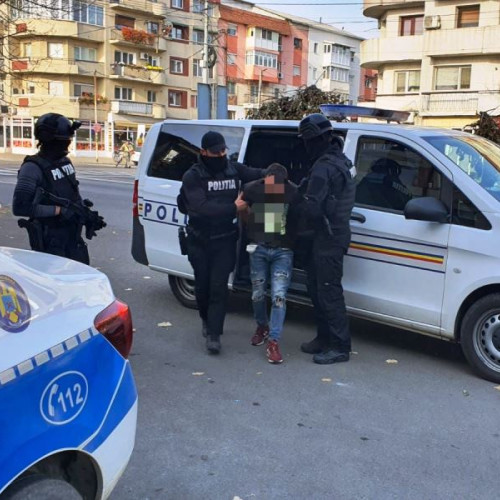 Doi tineri reținuți pentru trafic de minori și proxenetism în Vrancea