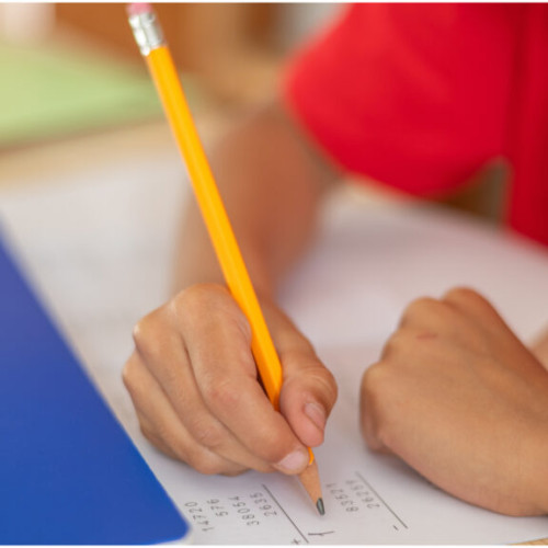 Părinți din Iași cer reducerea volumului de teme pentru elevi, invocând stres și suprasolicitare