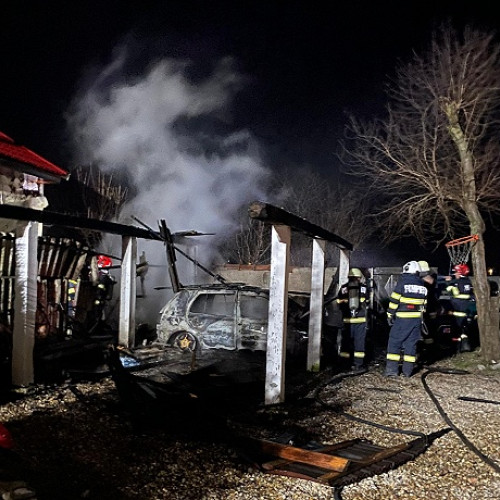 Un incendiu puternic a distrus o mașină în curtea unei case din Oar