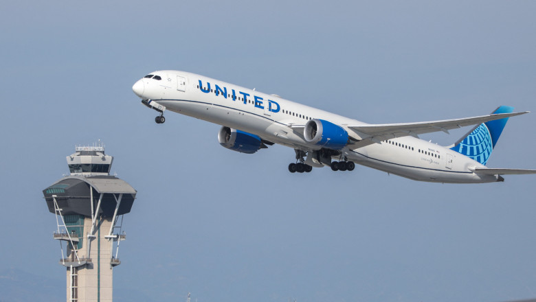 SUA reduc zborurile pe aeroporturi din cauza închiderii guvernului și a problemelor de siguranță