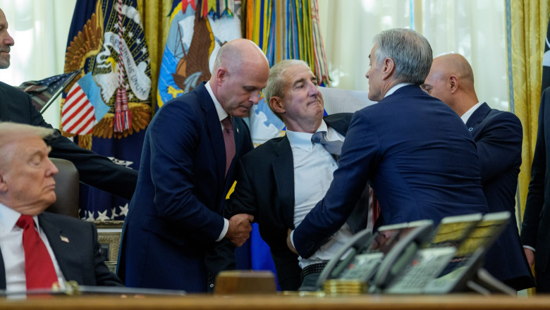 Bărbat se prăbușește în timpul conferinței lui Donald Trump la Casa Albă