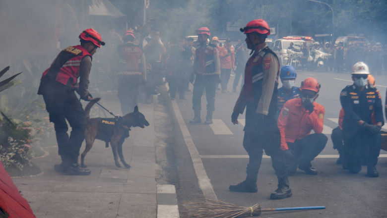 Explozie la o moschee din Jakarta a rănit zeci de persoane în timpul rugăciunilor de vineri