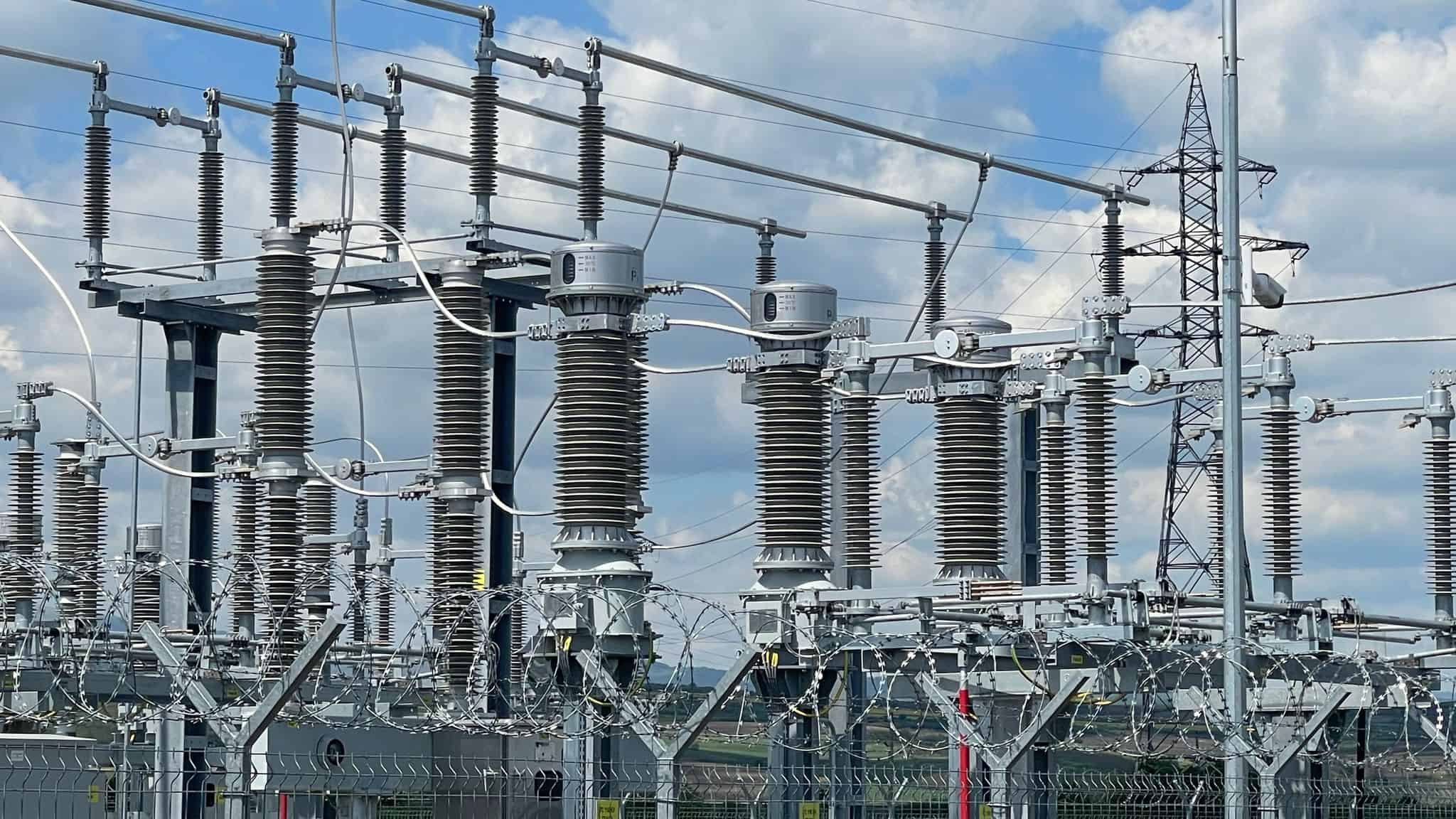 Percheziții la furnizori de energie din București pentru suspiciuni de înșelăciune și spălare de bani