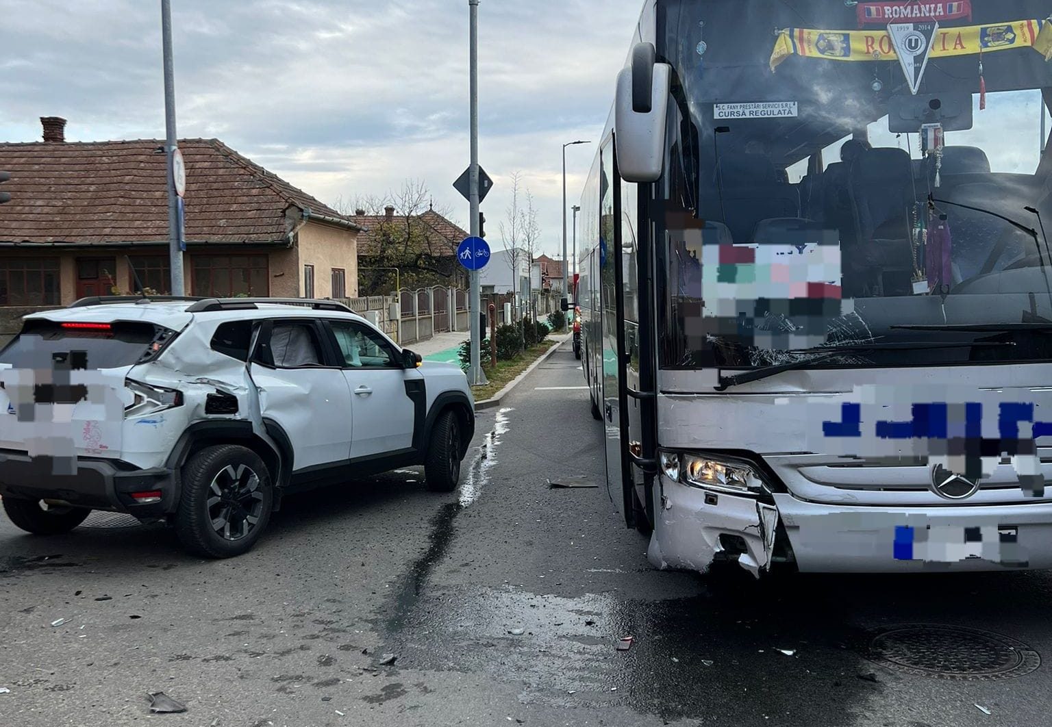 Accident între un autocar și un autoturism pe strada Regimentul V Vânători din Alba Iulia