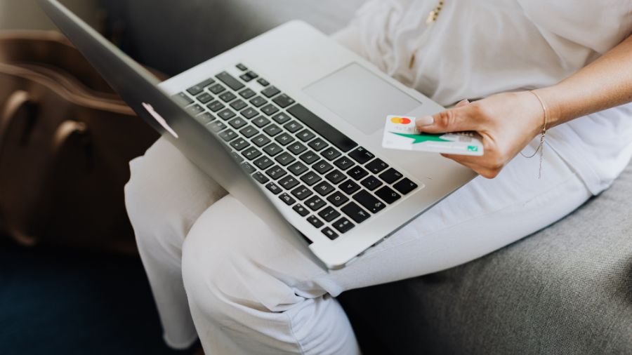 Polițiștii din Bacău avertizează asupra riscurilor cumpărăturilor online de Black Friday