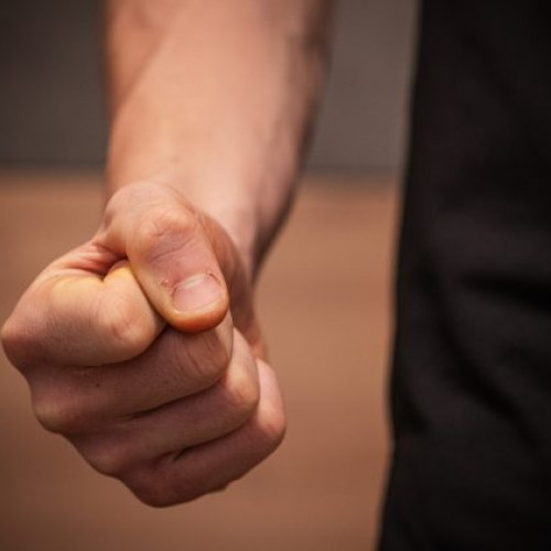 Scandal într-un local din Leordina, un tânăr internat după agresiune