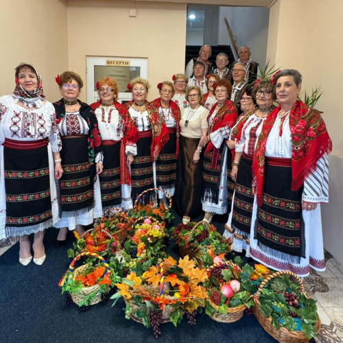 Balul mascat „Simfonia toamnei” adună pensionarii din Galați și Tecuci