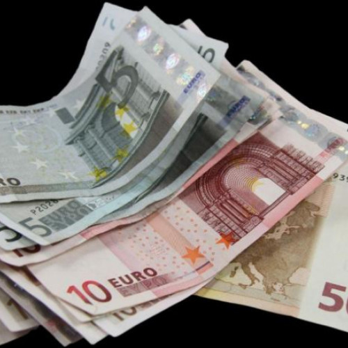 Euro și dolarul scad în piața locală, aurul crește pe fondul incertitudinilor din SUA