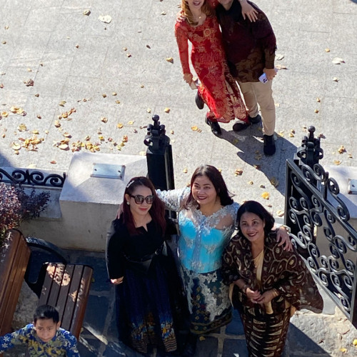 Vizitatori din Bali fotografiați lângă sediul Vieții Libere din Galați